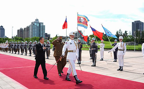 顧立雄與史瓦帝尼國防軍司令相互贈勳 深化雙邊國防交流