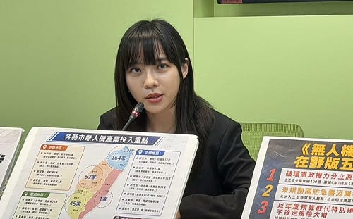 批挺柯志恩看板「鴨霸」擅掛民進黨議員聯名　黃捷：民調落後選情告急？