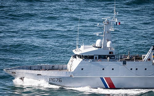 (影) 法艦英吉利海峽突開17槍！BBC採訪遭打斷 英保守黨怒轟「刻意恐嚇」