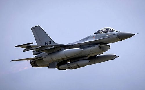 烏軍痛損第6架F-16戰機! 疑與「天竺葵」無人機相撞 飛行員彈射逃生