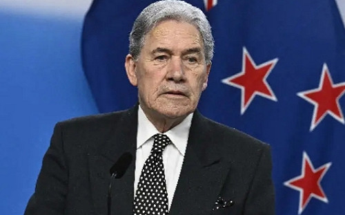要華裔議員「滾回自己國家去」! 紐外長挨批種族主義 副手還曾罵 : 「黃油雞海嘯」