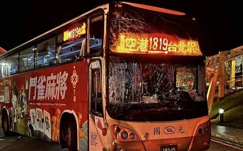 桃機大客車自撞32傷調查出爐！運安會：駕駛揮手分心、撞前1秒才踩煞車