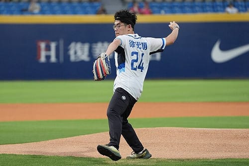 悍將主場賽事　聽損青年醫學生與聽奧國手許樂開球