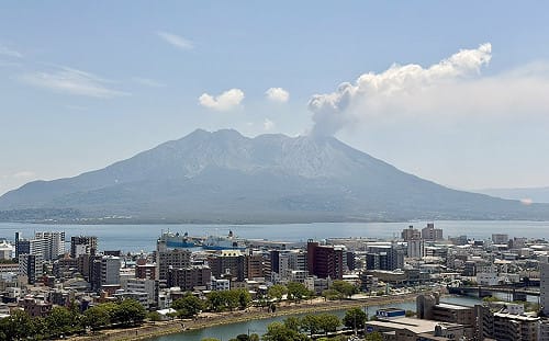 櫻島南岳火口傳爆炸性噴火噴煙竄升3000公尺 大噴石飛散1000公尺