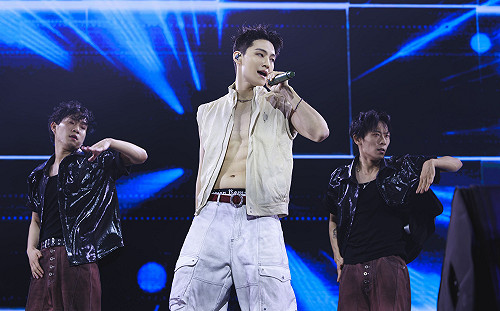 GOT7隊長JAY B台北魅力開唱！「裸上身秀超狂腹肌」引爆全場尖叫