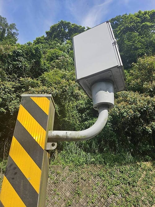 不滿違規屢遭舉發　竹縣男持砂輪機破壞測速桿送辦