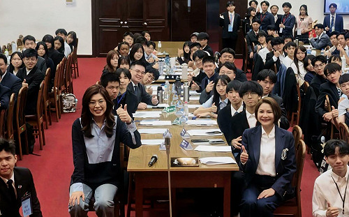 出席「模擬立法院」 鄭麗文：一個正常的國會非常重要