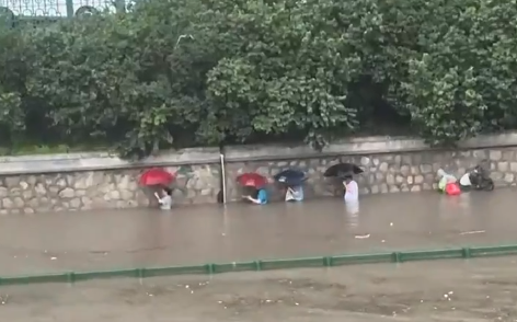 (影) 極端氣候狂轟水深及胸！中國多省遭暴雨狂炸 山洪暴發大淹水