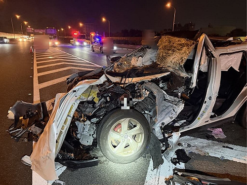 國1彰化段凌晨3車追撞　警消破壞車體救出受困男子