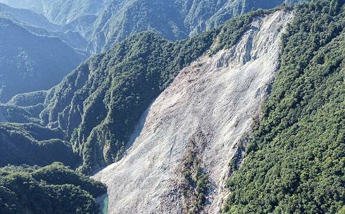 白海豚颱風前夕最新監測！萬里溪堰塞湖「持續穩定溢流」結構完整