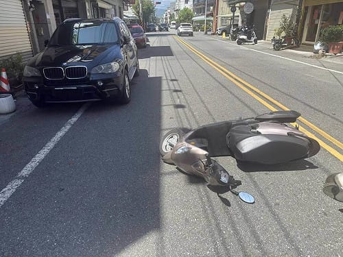 酒駕停車開車門與機車碰撞　吉安鄉公所副主任請辭