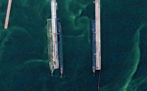 （影）衛星抓到俄軍核潛艇遠遠躲這裡! 指揮塔上急裝「這個」防烏軍無人機
