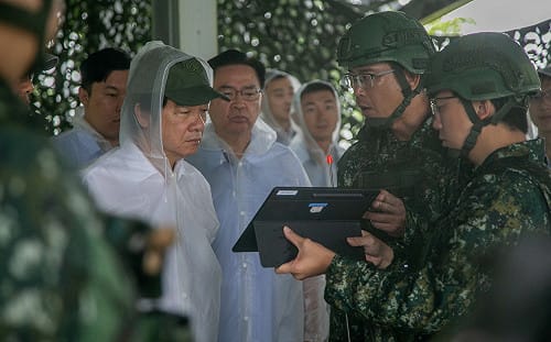 賴清德視導漢光演習「要域火殲」 看實兵演練發加菜金