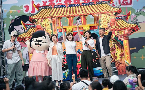 第六場「水獺媽媽樂園」中和爆場  粉絲瘋搶蘇巧慧合影