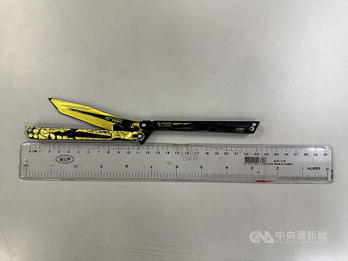 北捷明德站青少年持塑膠折疊刀把玩惹議  警方依社維法移送裁處