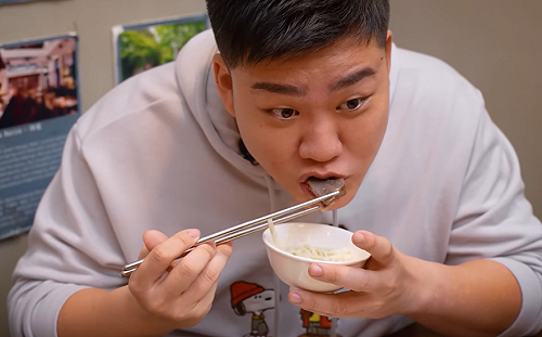 Joeman要求蕭伊「凌晨四點煮牛肉麵」引爆笑料！她開轟：半夜想吃什麼叫外送就有了欸