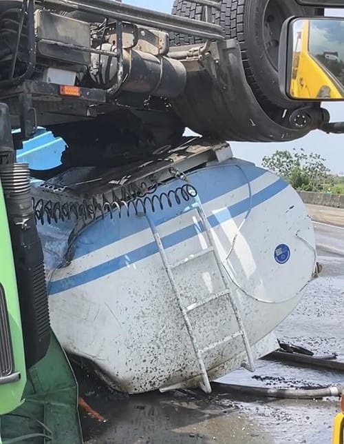 國1台南下營段槽車翻覆1死　雙氧水外洩稀釋防護