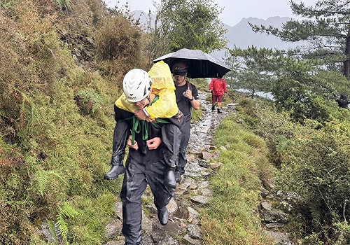 10歲女童登玉山虛脫　救援人員背負送醫