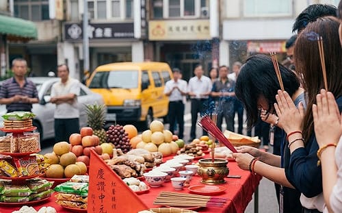 雨揚老師》中元普渡怎麼拜才圓滿？祭拜順序、最佳時辰與供品禁忌一次看懂