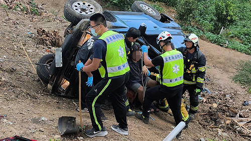 台東卑南疑車輛暴衝  撞破圍牆再衝卡邊坡父亡子傷