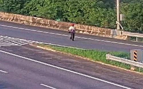 國道出現「人肉路障」！老翁誤闖高速公路 警火速救援開罰