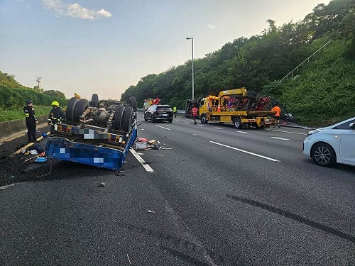 國3南下通霄段2車碰撞翻覆　後方車流回堵