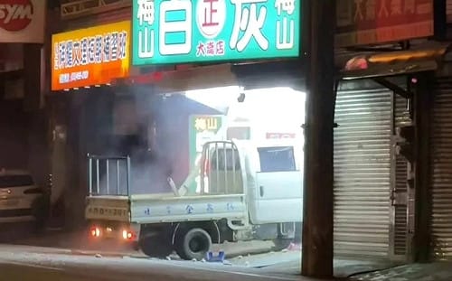 買飲料討不到吸管暴怒！中壢女駕車衝撞檳榔攤 見警逃百米遭逮