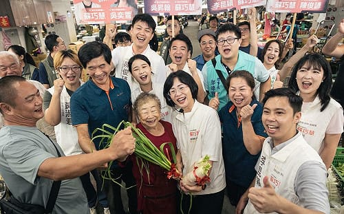選前99天！蘇巧慧清晨4點半進擊板橋果菜市場  展現超高人氣