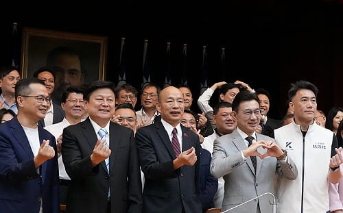韓傅破冰手比愛心 李彥秀：卓榮泰引戰是重要原因