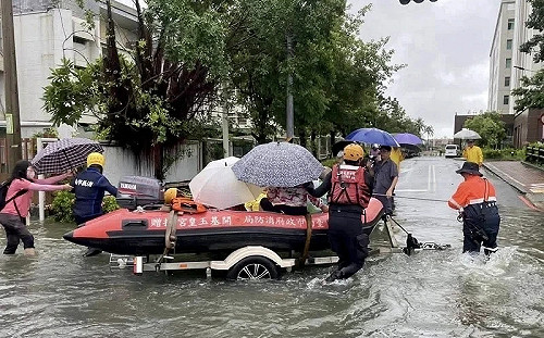 雨彈狂襲釀台南多處淹水！安南醫院橡皮艇接病患 仁德交流道拉封鎖線