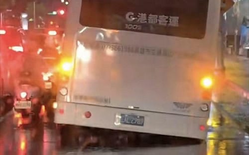 高雄雨後現天坑公車也「輪陷」    藍營議員轟：路面爛成這樣！