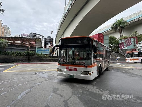 新店公車撞行人腦出血送醫　車上1乘客也受傷