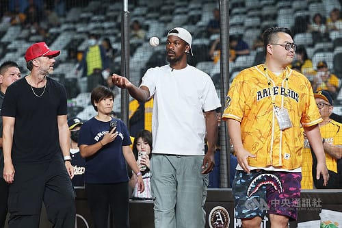 NBA球星巴特勒現身大巨蛋　受中信邀請看球