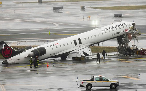紐約機場客機撞消防車2飛行員慘死！調查揪「塔台早退」 FAA怒開除
