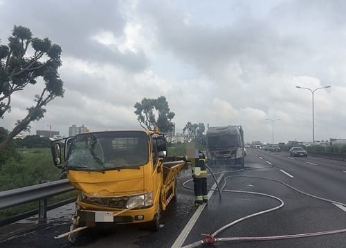 國1台南仁德路段大貨車追撞小貨車　2人受傷送醫
