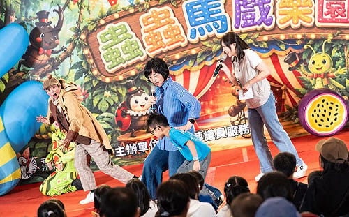 蘇巧慧驚喜現身三重親子活動  「水獺媽媽」小粉絲搶合照