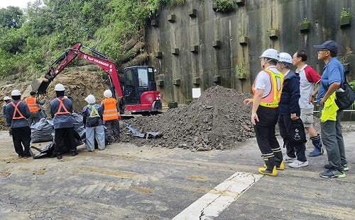 現勘小港區松富街坍塌現場   高市府：監測坡地安全並加速復原