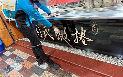 雨衣男闖周氏蝦捲狂倒上百隻活蟑螂！老店緊急停業大清消