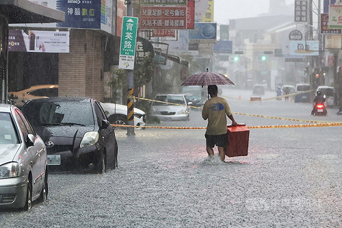 彰化午後豪雨多處積淹水　民生、曉陽地下道雙向封閉