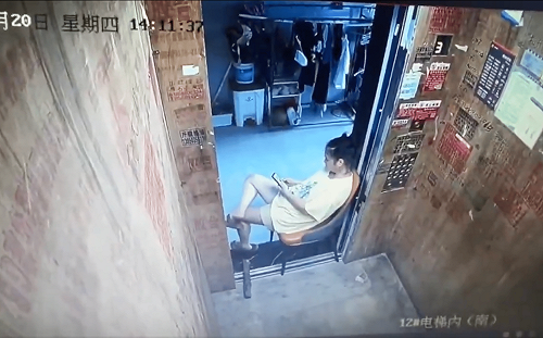 (影)中國「蹭冷氣」亂象刷新三觀！電梯卡門滑手機  超市走道全塞滿
