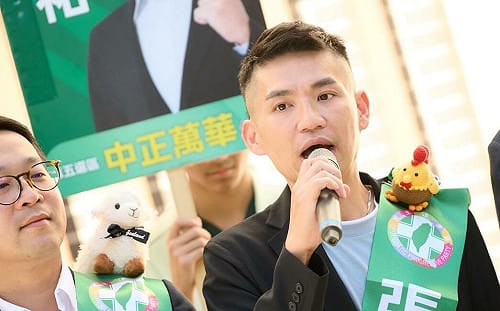 張銘祐搶北市議員登記第一人！「戰鬥雞」轉身中正萬華帶路雞