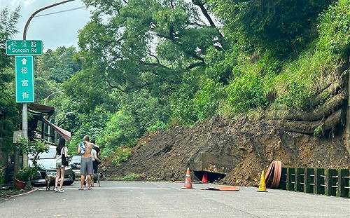 高雄小港擋土牆二度崩塌！土石淹沒道路 幸無人員傷亡