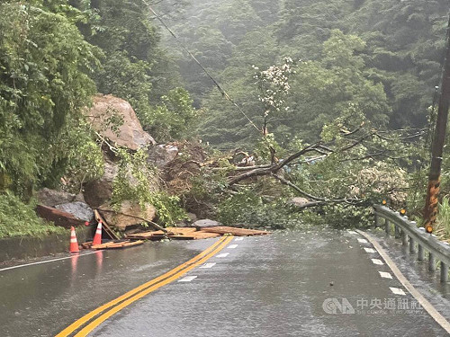 新北大雨北宜公路落石坍方　雙向車道受阻搶通中