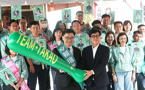 （影）賴瑞隆登記展現大團結！邱議瑩穿背心擊掌　陳其邁：選對人才走對路