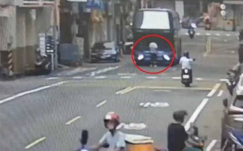 桃園男衝馬路肉身擋遊覽車！先遭撞還伸腳挑釁 網：缺錢缺很大