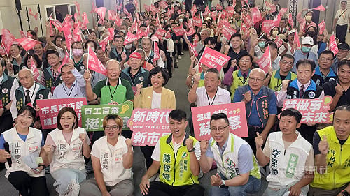李四川冒雨掃街拜票　蘇巧慧邀紙風車表演搶親子票