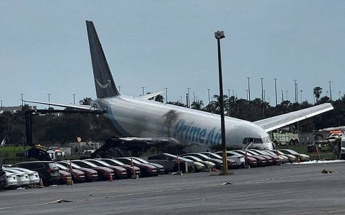 (影) 亞馬遜Prime Air貨機衝出邁阿密跑道起火！撞上2車釀至少5死5傷