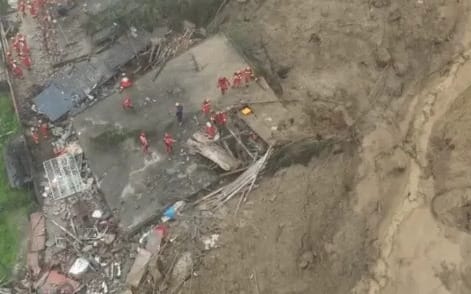 (影) 暴雨重創中國南方! 湖南江西土石流毀村落 災民揭官「忙著封鎖災情」