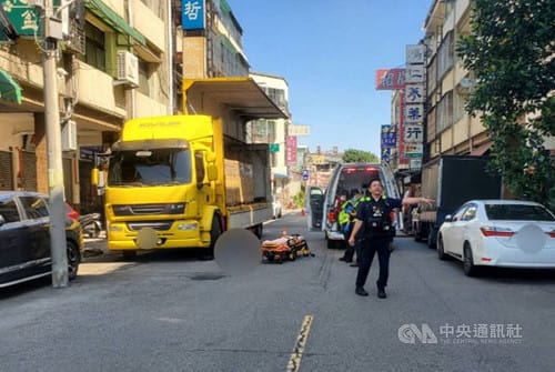 台中東區機車碰撞堆高機　男騎士傷重不治