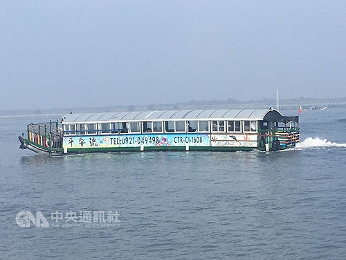 觀光船筏擱淺在外傘頂洲海域 遊客脫困